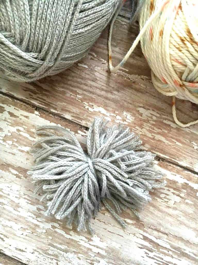 how to make a pom pom keychain out of yarn｜TikTok Search