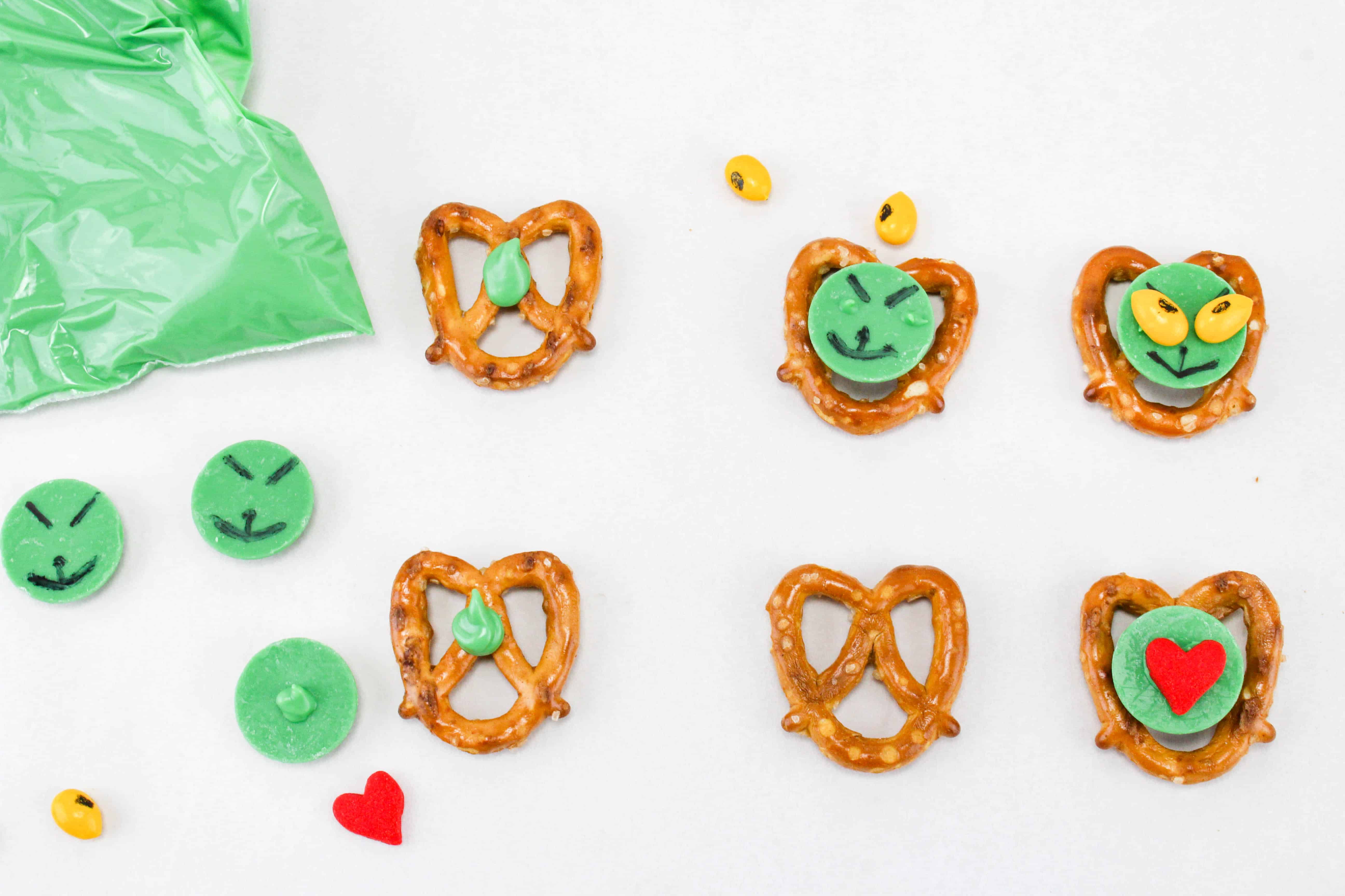 Easy Grinch Pretzel Bites