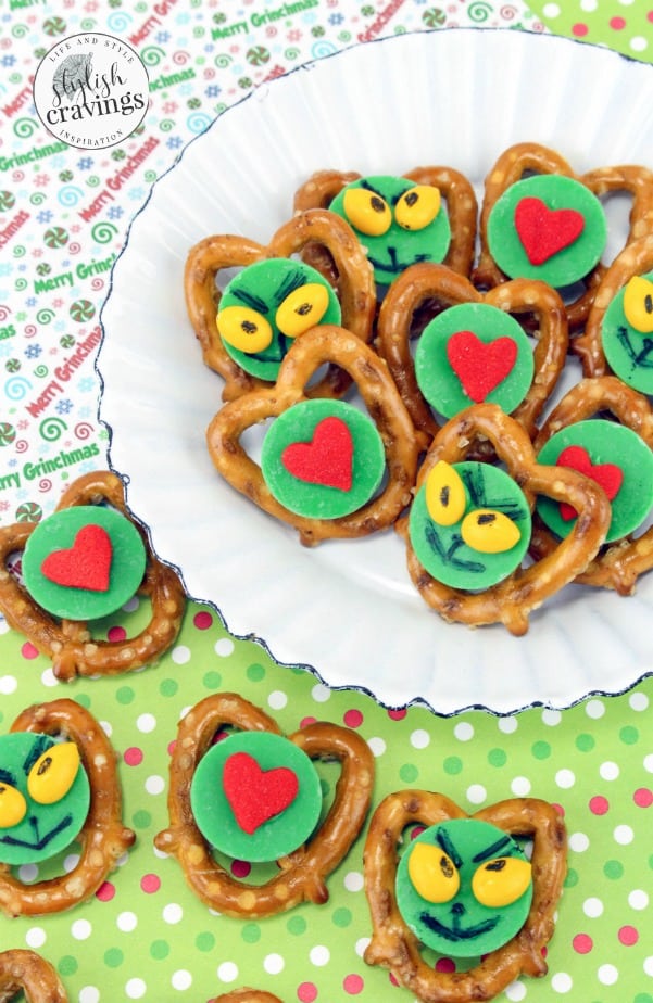 Easy Grinch Pretzels Bites