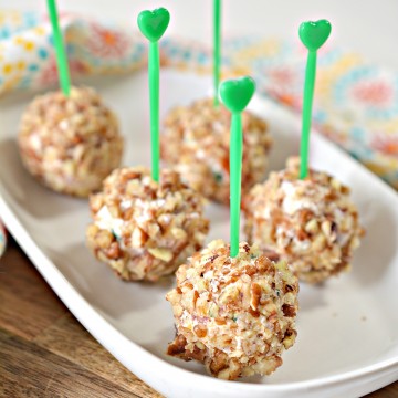 Mini Keto Cheese Balls With Bacon and Pecan