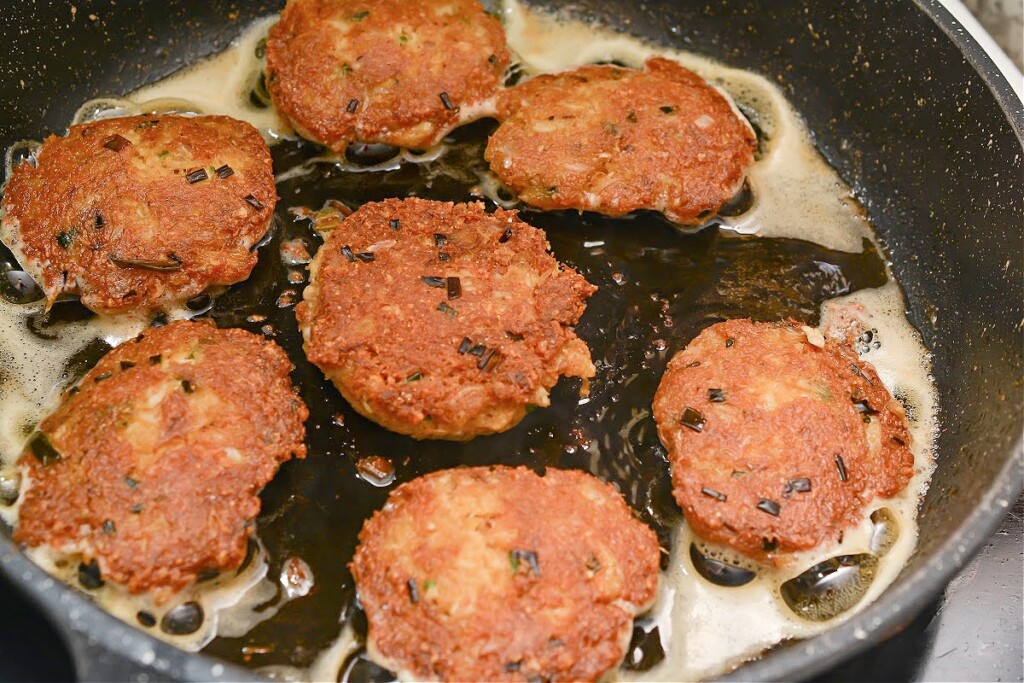 Keto Crab Cakes With Old Bay Sauce 1 Net Carb Per Serving