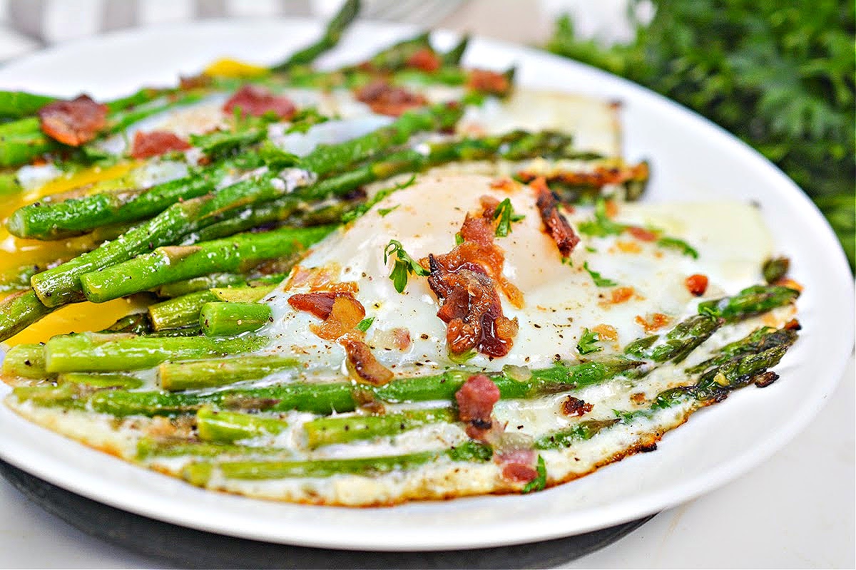 Keto Asparagus and Eggs With Warm Bacon Dressing