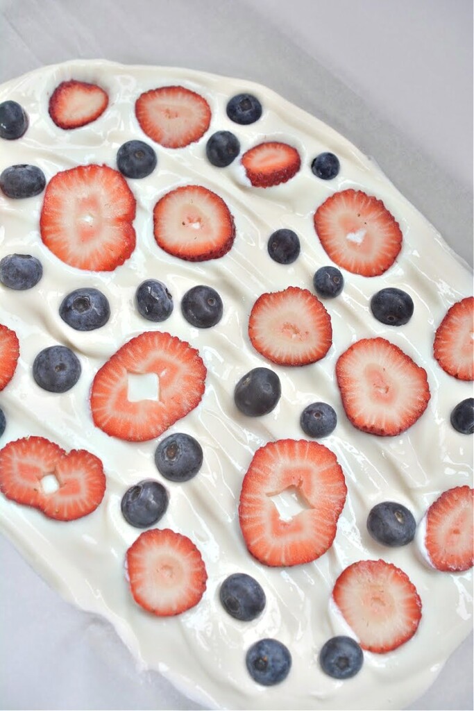 Keto Frozen Yogurt Bark With Berries