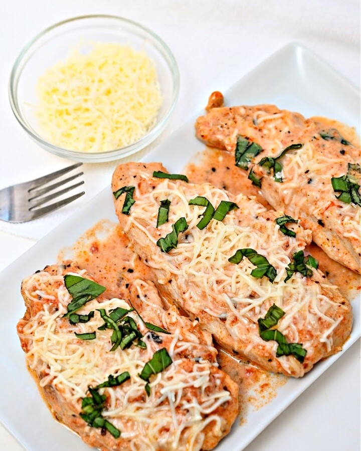 Keto Crockpot Tomato Alfredo Chicken