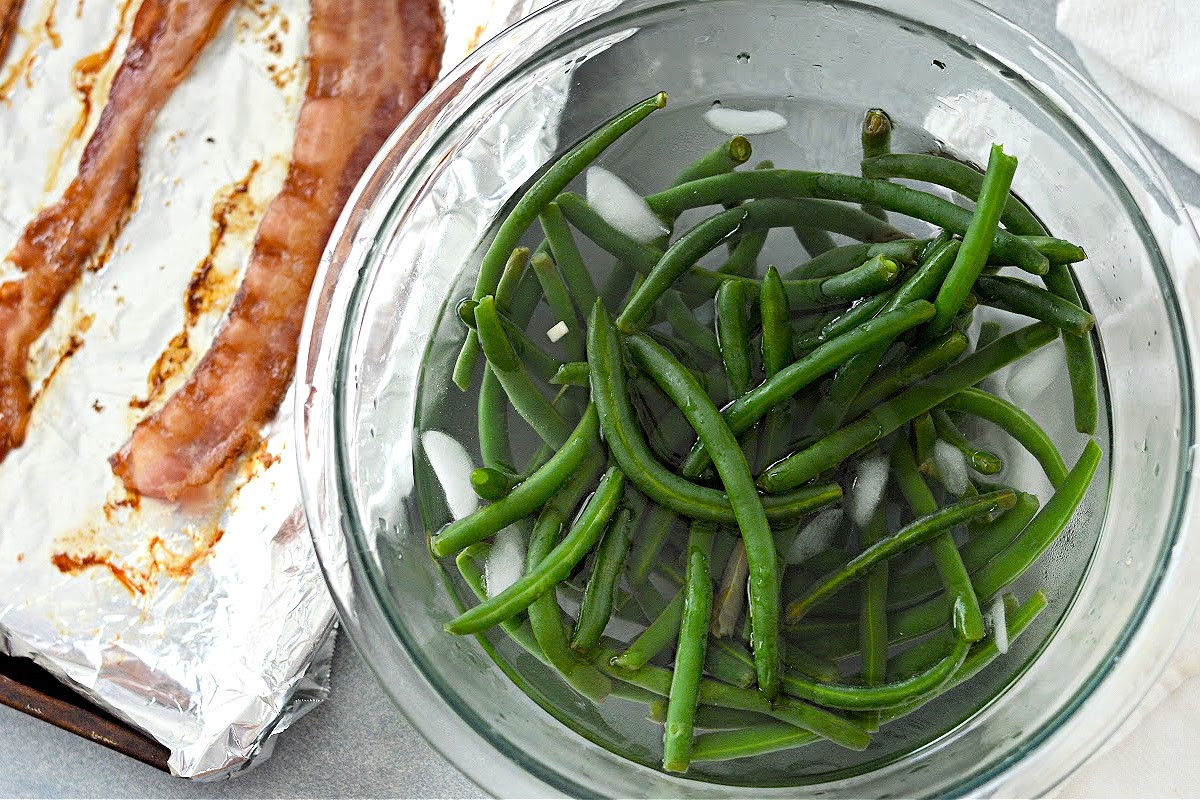 Green Beans in a bowl of ice water.