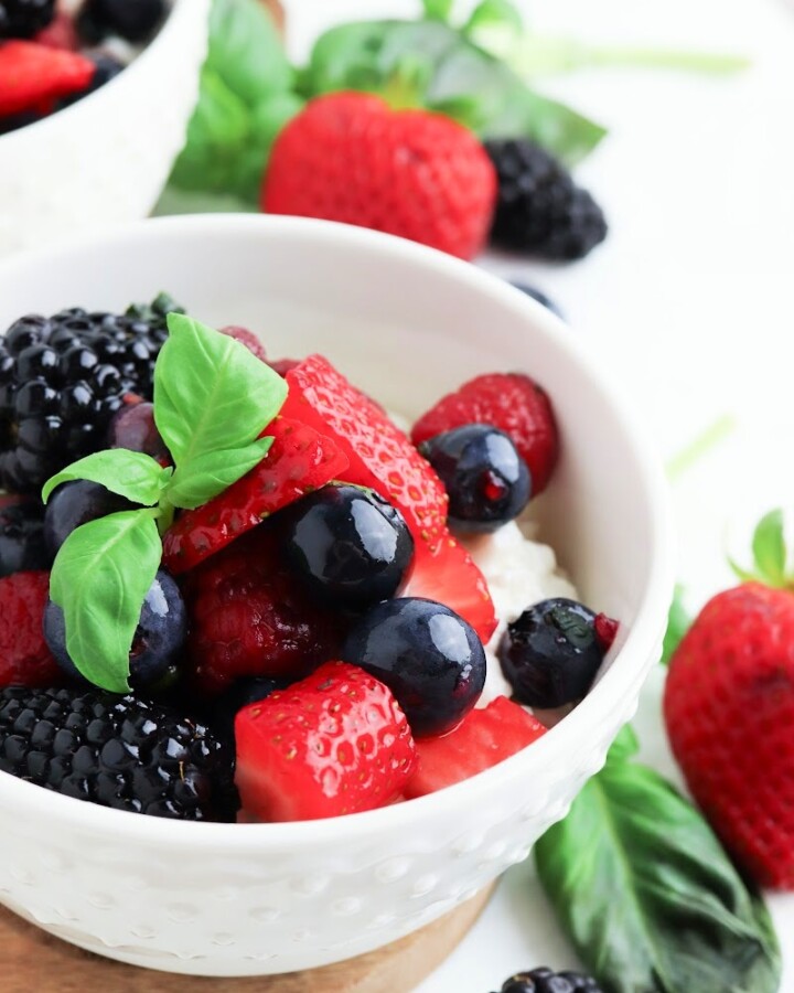 Low-Carb Basil Marinated Berries With Cottage Cheese