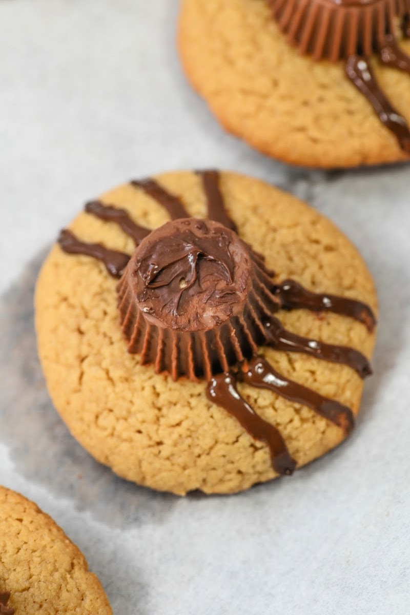 Making the spider on the cookie