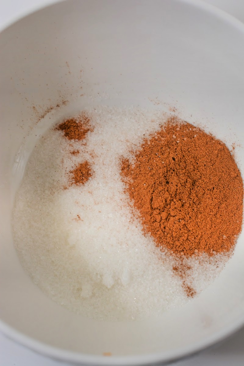Mixing cinnamon and sugar together