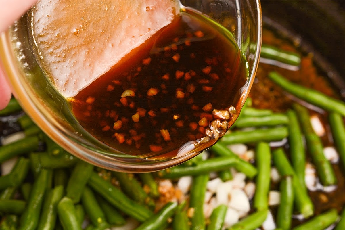 Adding sauce to the green beans