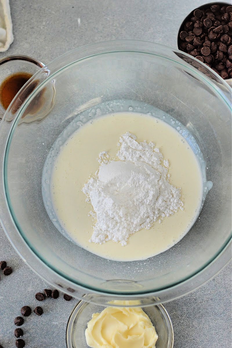 Adding sweetener to heavy cream