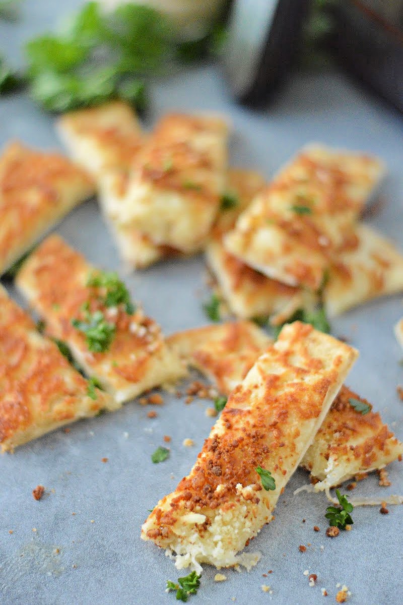 Keto Alfredo Cheesy Breadsticks