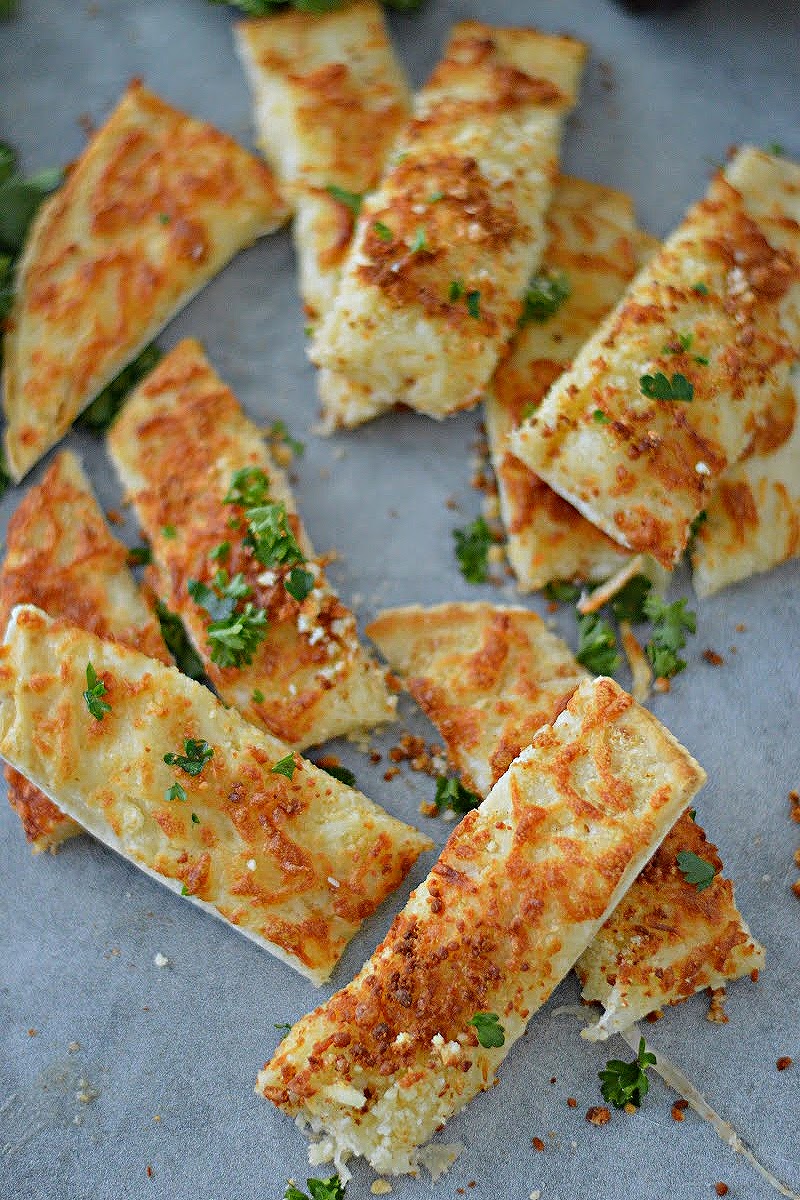 Keto Alfredo Cheesy Breadsticks