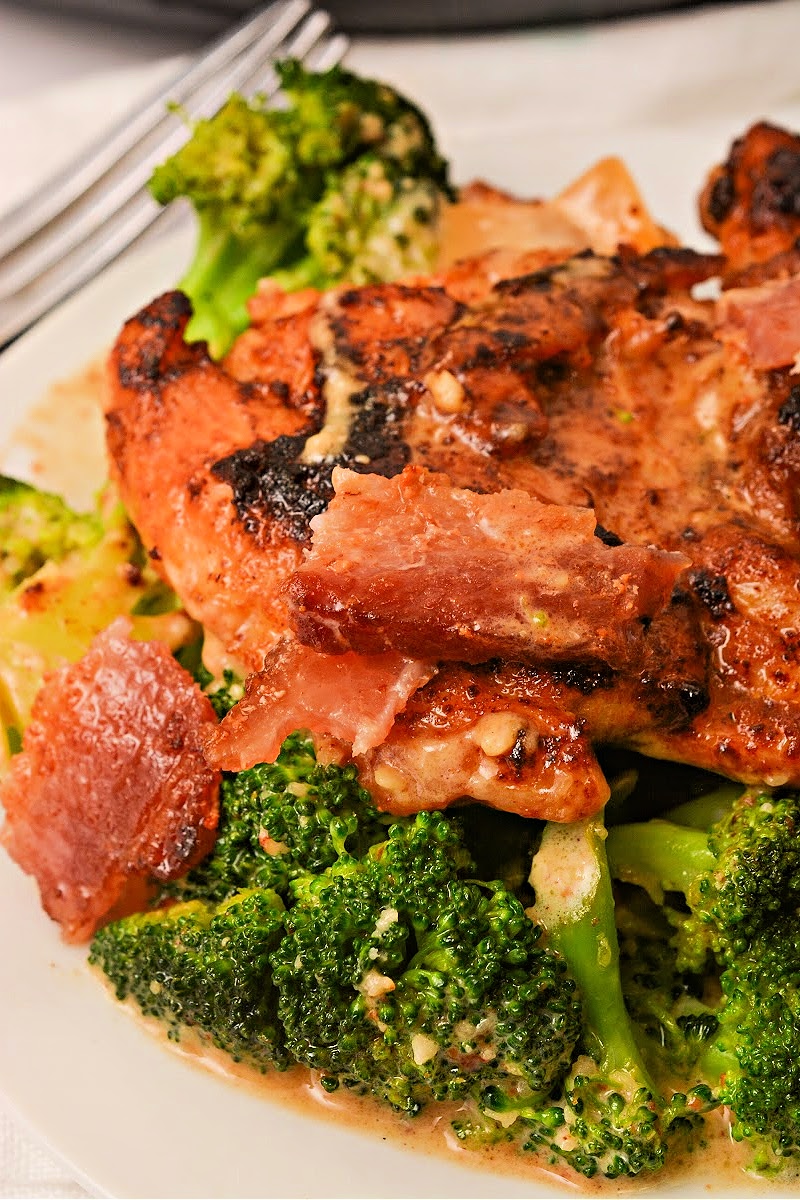 Keto Bacon Chicken Thighs With Garlic Cream Sauce