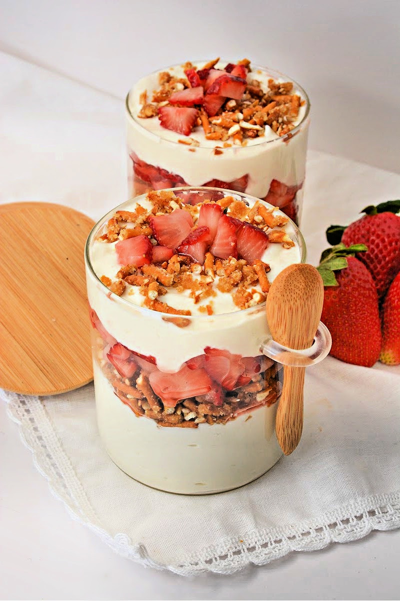 Low-Carb Strawberry Pretzel Parfait