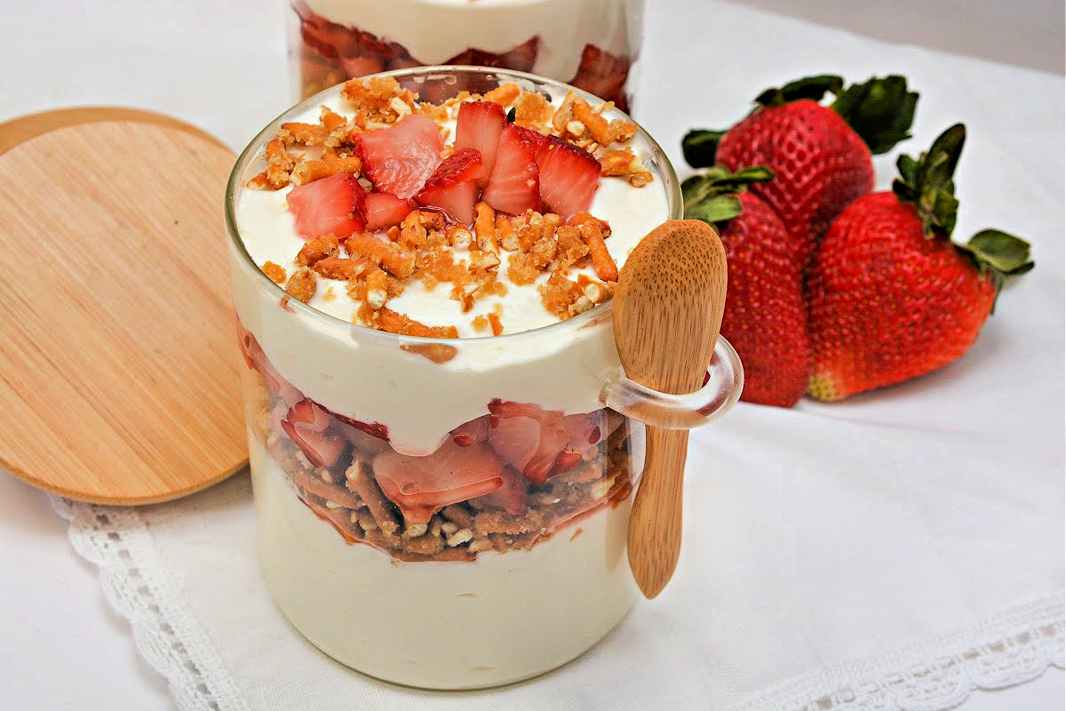 Low-Carb Strawberry Pretzel Parfait