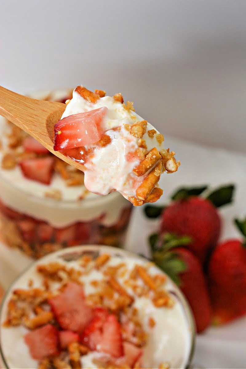 Low-Carb Strawberry Pretzel Parfait