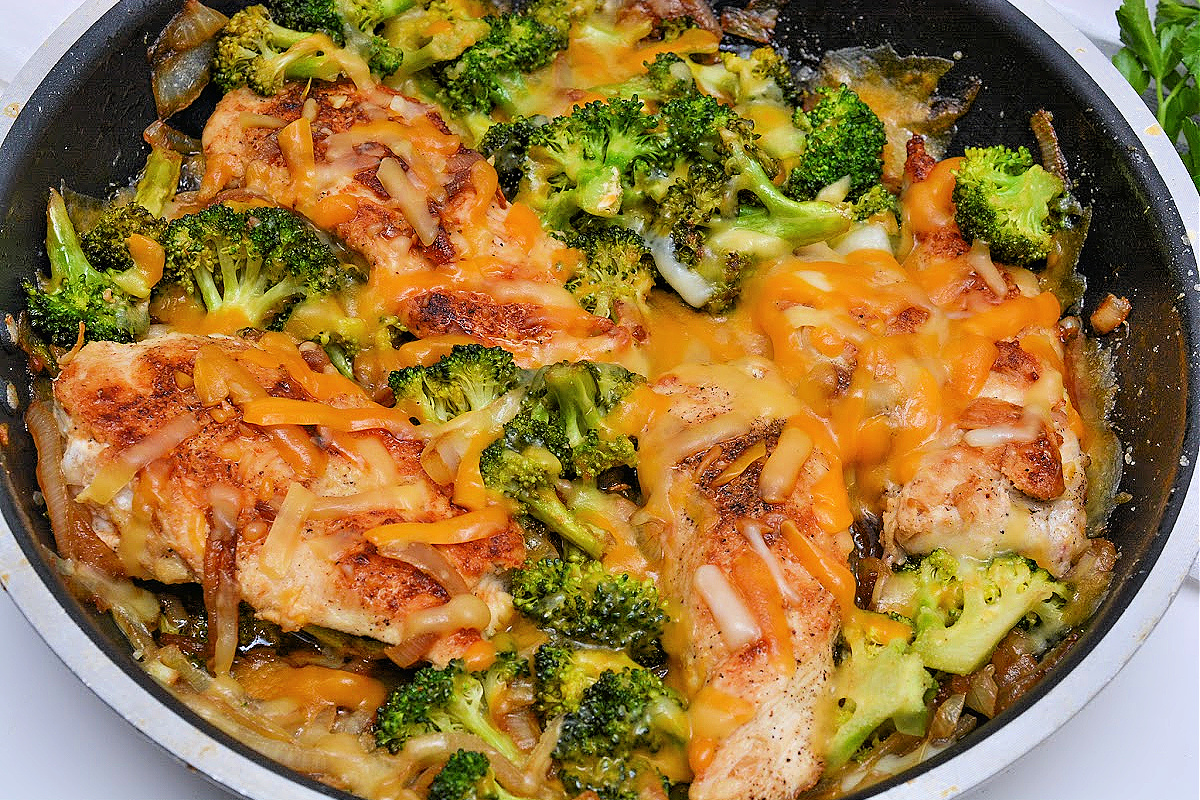 Keto French Onion Chicken And Broccoli Skillet