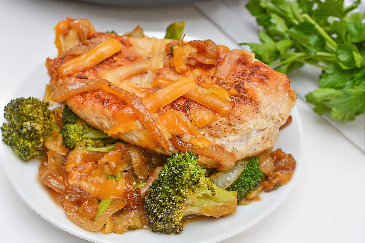 Keto French Onion Chicken And Broccoli Skillet